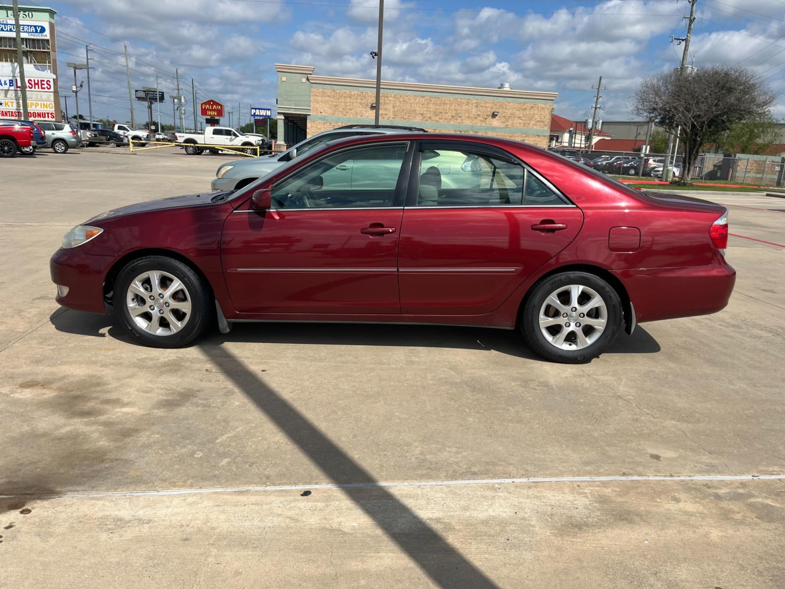 2006 red /TAN Toyota Camry LE V6 (4T1BF30KX6U) with an 3.0L V6 DOHC 24V engine, 5-Speed Automatic Overdrive transmission, located at 14700 Tomball Parkway 249, Houston, TX, 77086, (281) 444-2200, 29.928619, -95.504074 - Photo #3